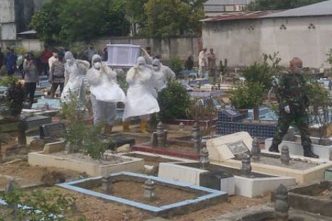 5 Personel BPBD Babel Turun Makamkan PDP yang Meninggal Dunia
