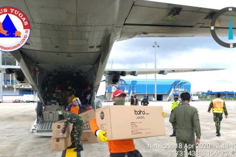 CN 295 TNI-AU Distribusikan APD ke Babel