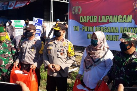 Gelar Aksi Sosial Dapur Lapangan, TNI-Polri Bagikan Makanan Dan Masker ke Masyarakat