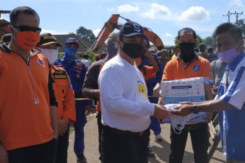 Gubernur Erzaldi Bagikan Masker Kepada Masyarakat Delas