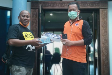 Gugus Tugas Covid-19 Babel Beri Bantuan APD Ke Pewarta Foto Babel 