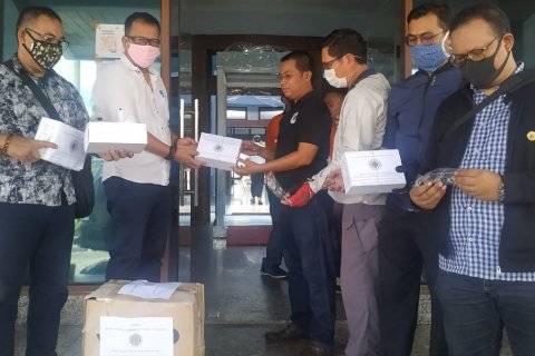 Iropin Babel Serahkan Kacamata APD ke Pusdalops, Bakal Disalurkan ke Tenaga Medis