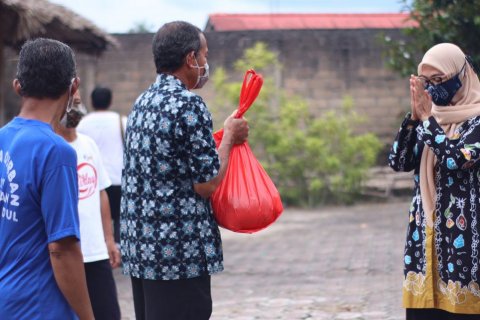 Melati Erzaldi Distribusikan Kebutuhan Pokok ke Masyarakat