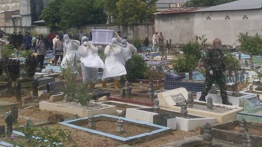 5 Personel BPBD Babel Turun Makamkan PDP yang Meninggal Dunia