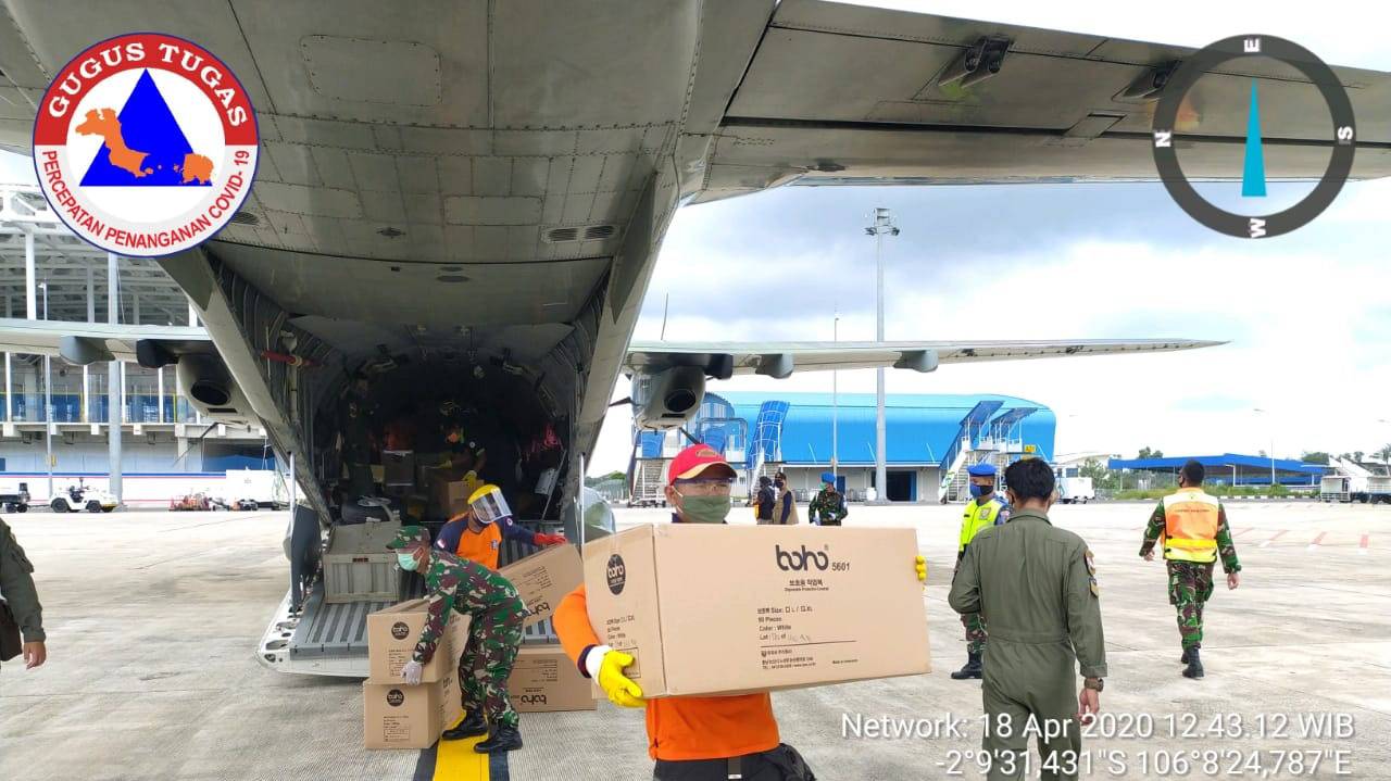 CN 295 TNI-AU Distribusikan APD ke Babel