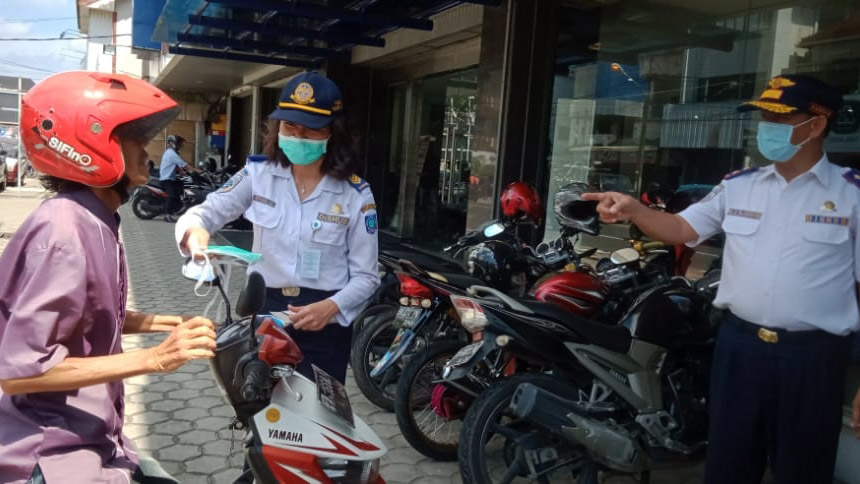 Dishub Babel Bagikan Ratusan Masker untuk Pengendara