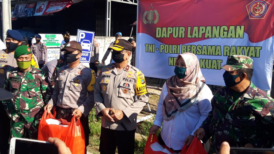 Gelar Aksi Sosial Dapur Lapangan, TNI-Polri Bagikan Makanan Dan Masker ke Masyarakat