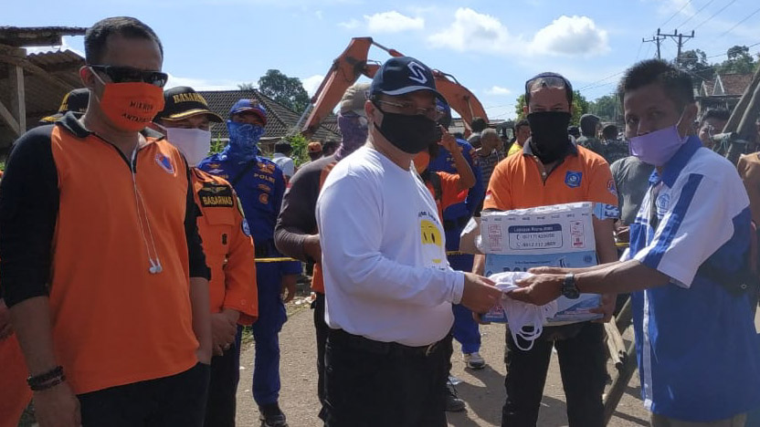Gubernur Erzaldi Bagikan Masker Kepada Masyarakat Delas
