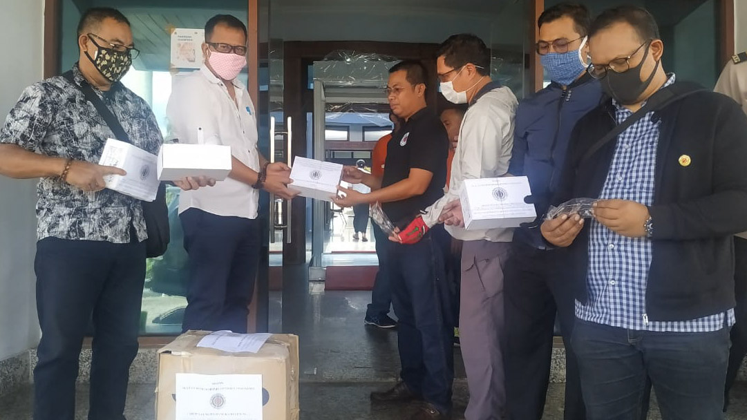 Iropin Babel Serahkan Kacamata APD ke Pusdalops, Bakal Disalurkan ke Tenaga Medis