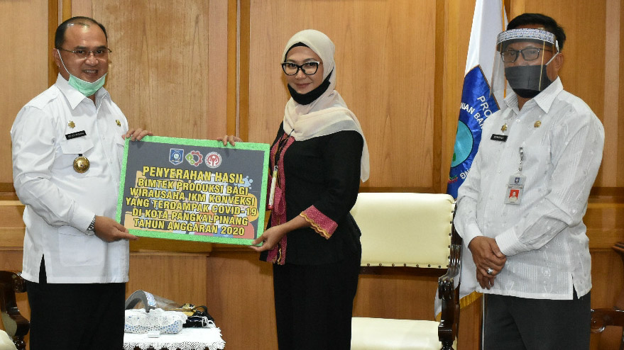 Ketua Dekranasda Babel Serahkan Masker dan Face Shield Hasil Bimtek IKM Kepada Ketua Gugus Tugas