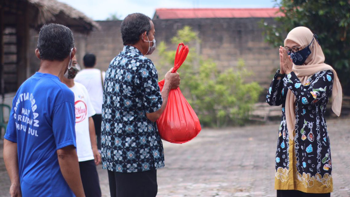 Melati Erzaldi Distribusikan Kebutuhan Pokok ke Masyarakat