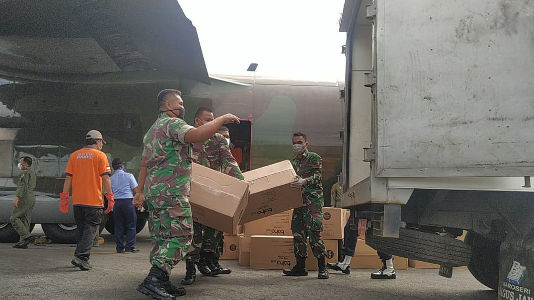 Pesawat Hercules Bawa Bantuan APD dari BNPB